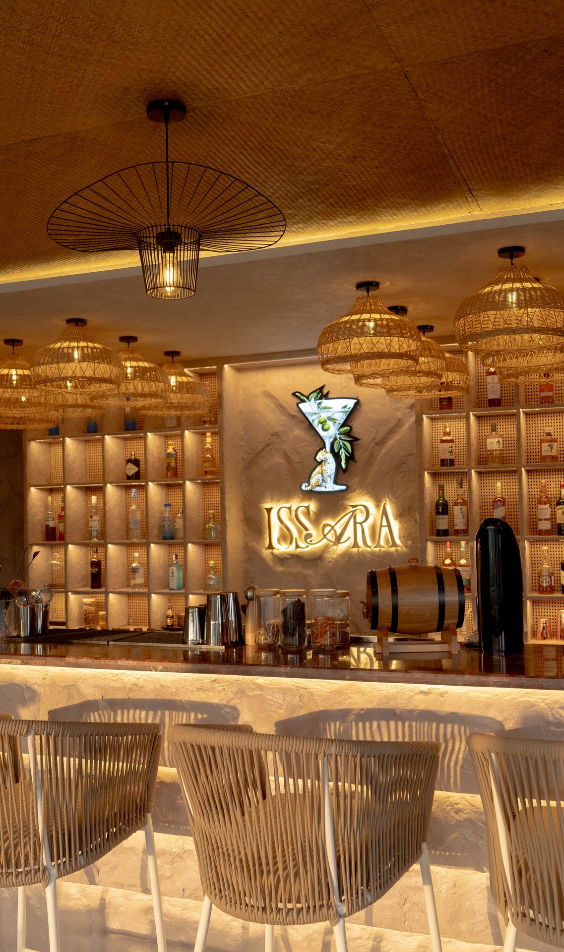 Issara Bar Counter ambient perspective